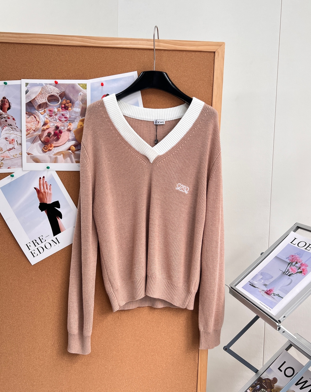 ロエベ アナグラム刺繍 配色Vネック ニットセーター オートキャメル×ホワイト L667280 詳細画像 1