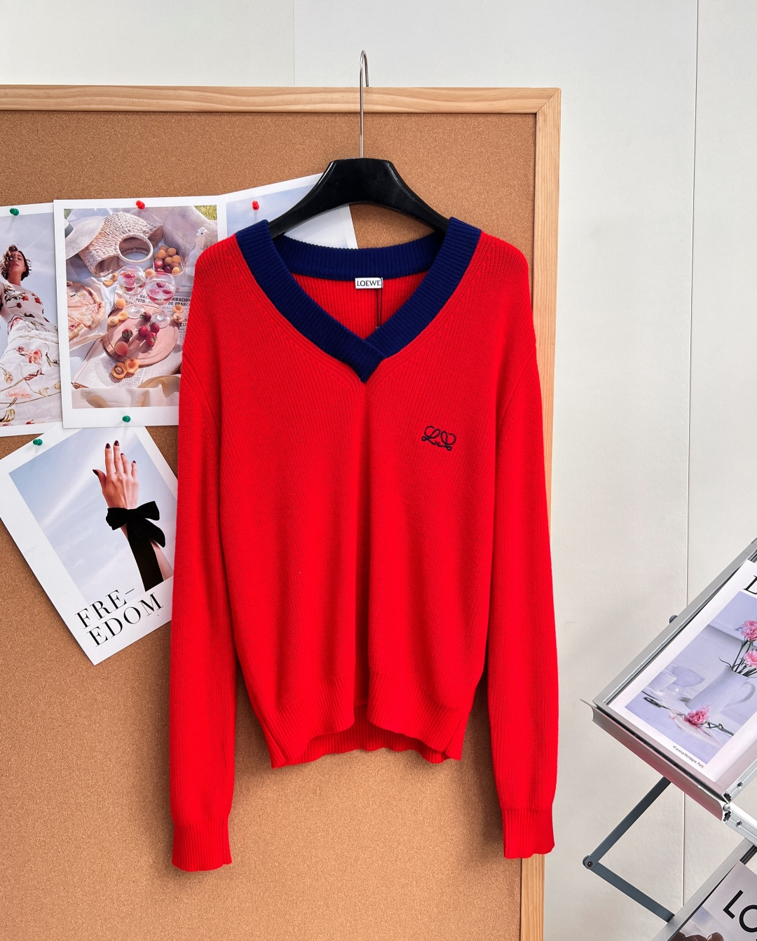 ロエベ アナグラム刺繍 配色Vネック ニットセーター レッド×ネイビー L667280 詳細画像 1