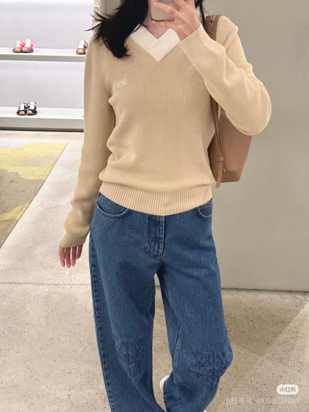 ロエベ アナグラム刺繍 ワイドトリムVネック リブ編み ウール混 ショート丈ニットセーター オートキャメル×ホワイトカラー L667280