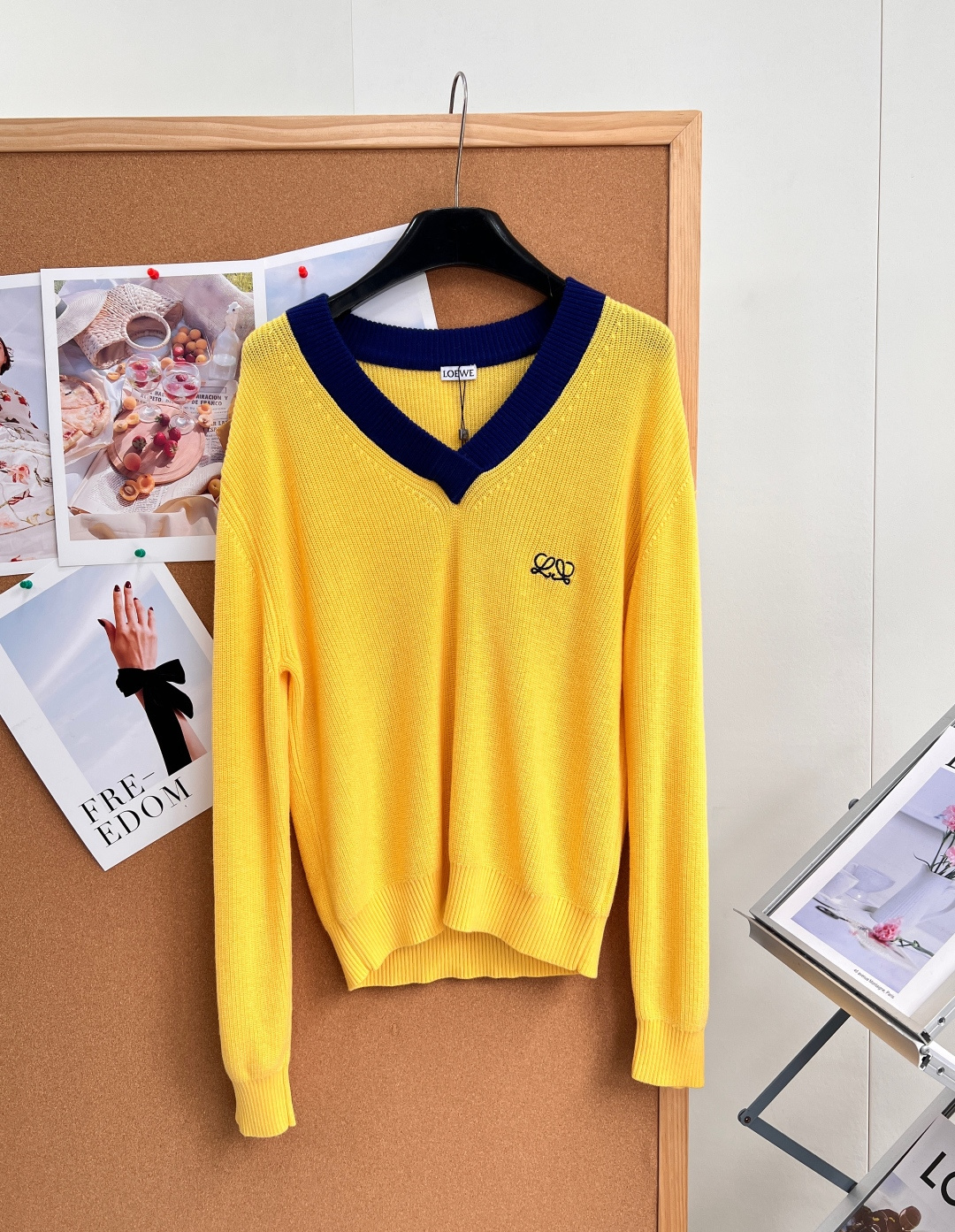 ロエベ アナグラム刺繍 ワイドトリムVネック リブ編み ウール混 ショート丈ニットセーター オートキャメル×ホワイトカラー L667280 詳細画像 1