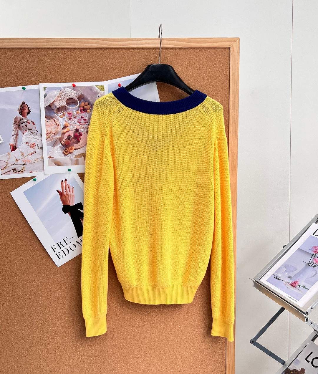 ロエベ アナグラム刺繍 ワイドトリムVネック リブ編み ウール混 ショート丈ニットセーター オートキャメル×ホワイトカラー L667280 詳細画像 2