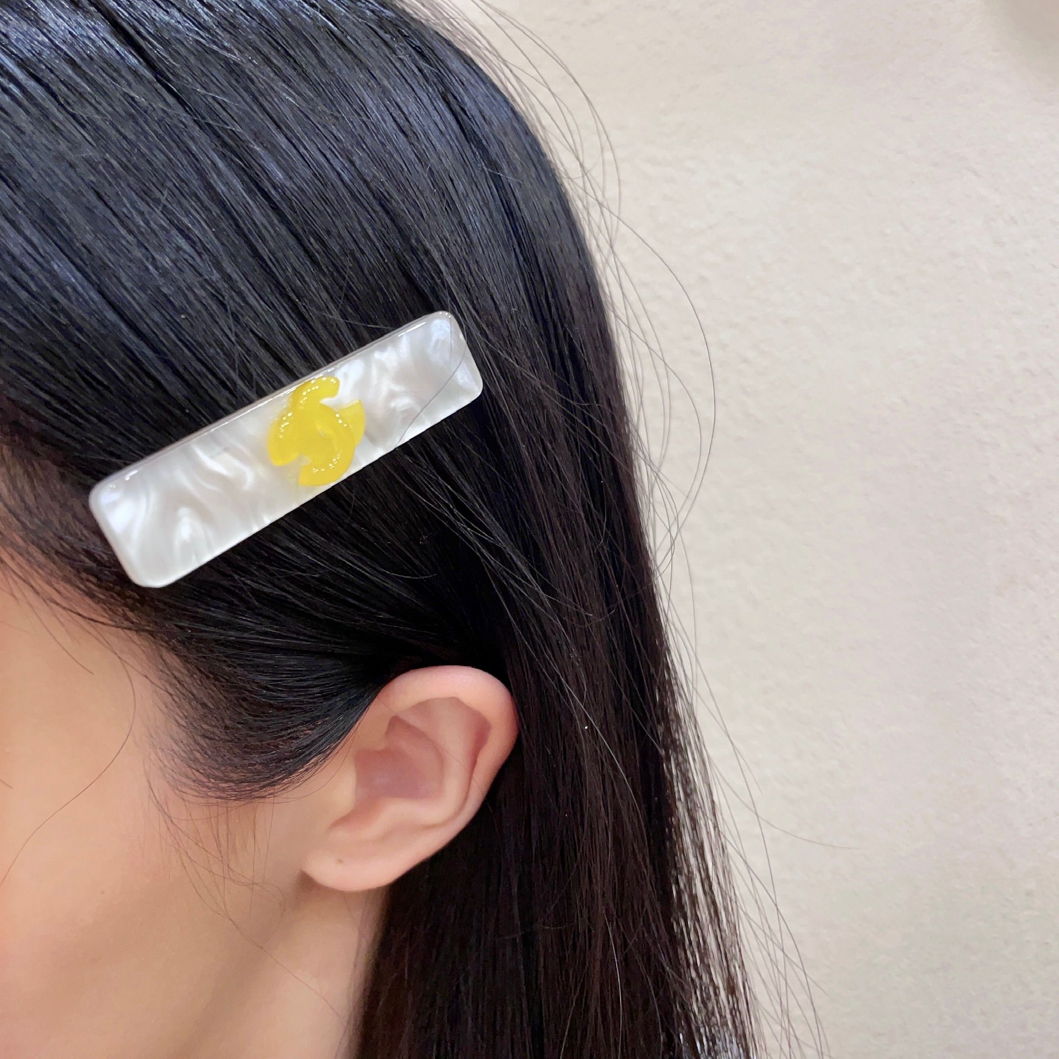 シャネル レターロゴ ヘアクリップ ホワイト 詳細画像 1