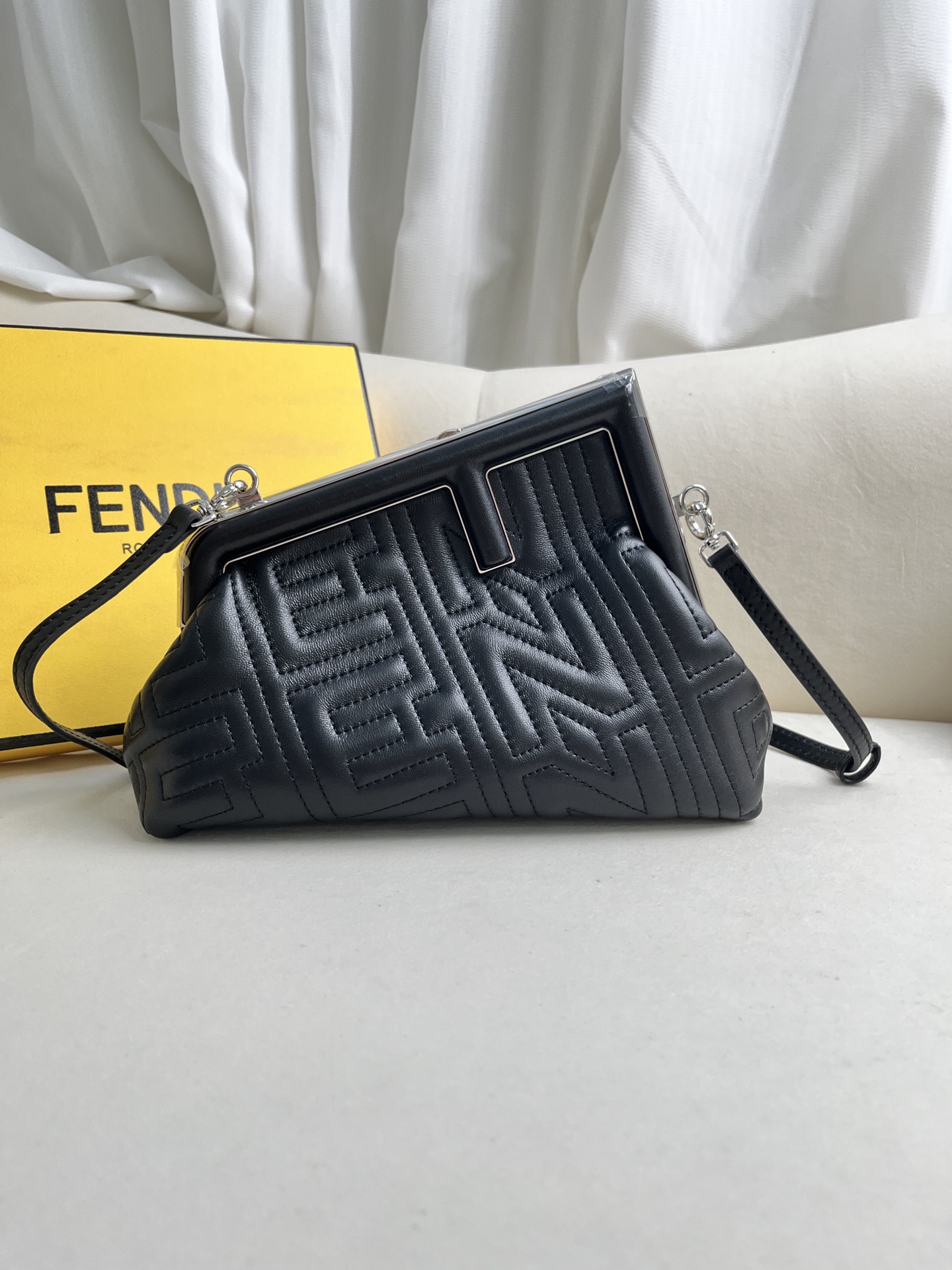 フェンディ ファースト スモールバッグ ブラック刺繍糸 詳細画像 1