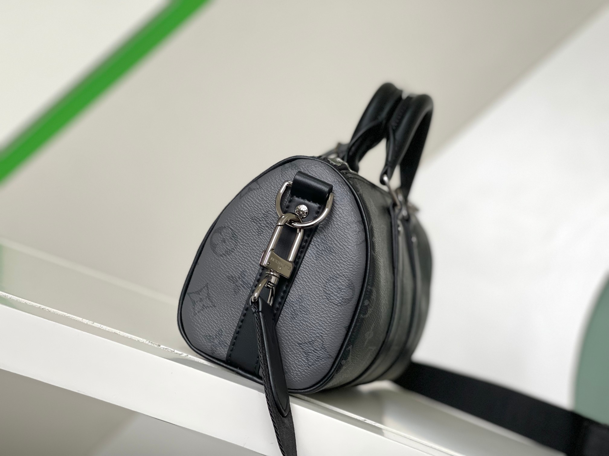 ルイ・ヴィトン Keepall 25 モノグラム エクリプス リバース 詳細画像 2
