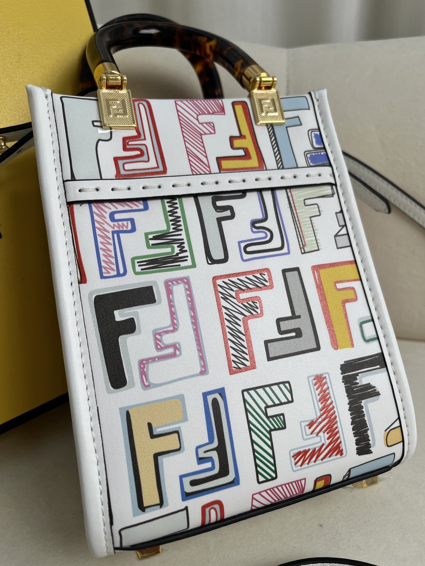 フェンディ バゲット ミニハンドバッグ ホワイト FF柄 8002 詳細画像 3