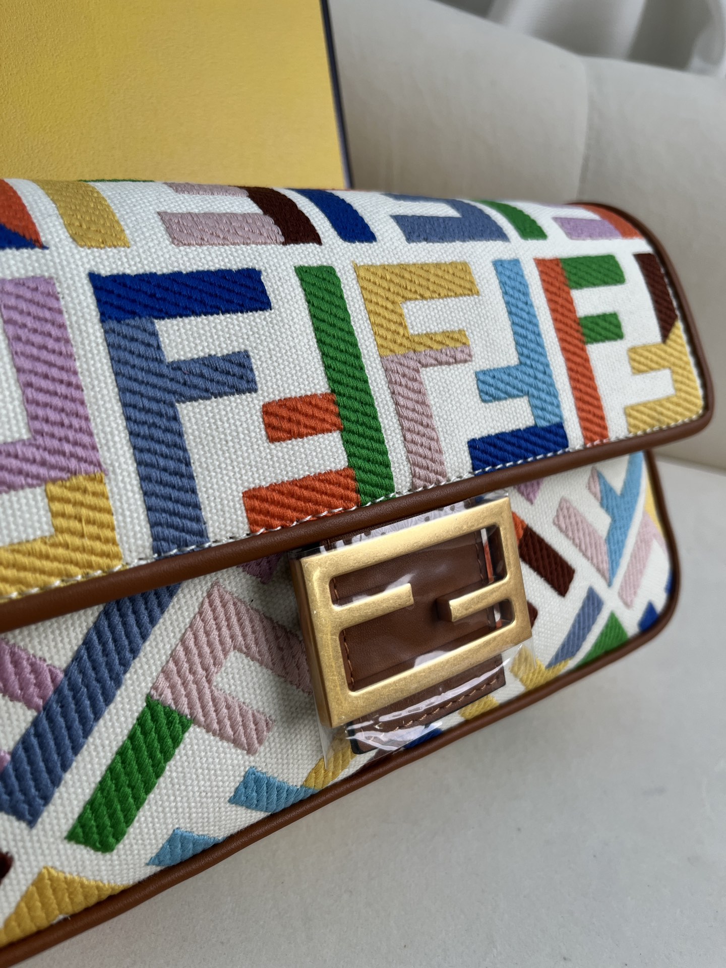 フェンディ バゲット ミディアム バッグ マルチカラーブラウン FFロゴ刺繍 詳細画像 2