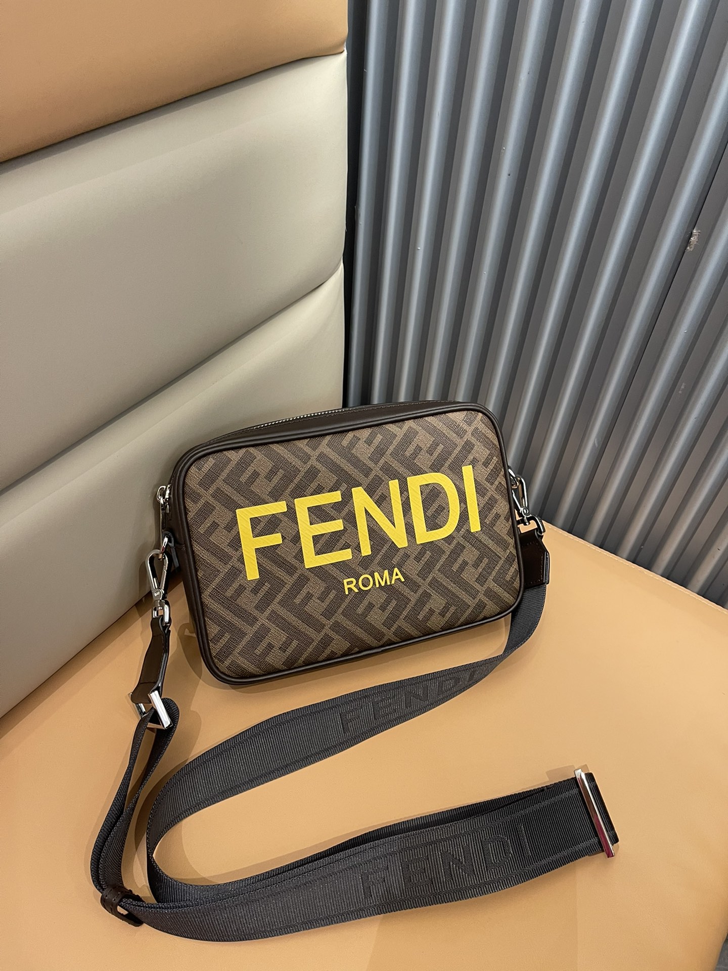 フェンディ FFロゴ ショルダーバッグ ブラウン 詳細画像 3