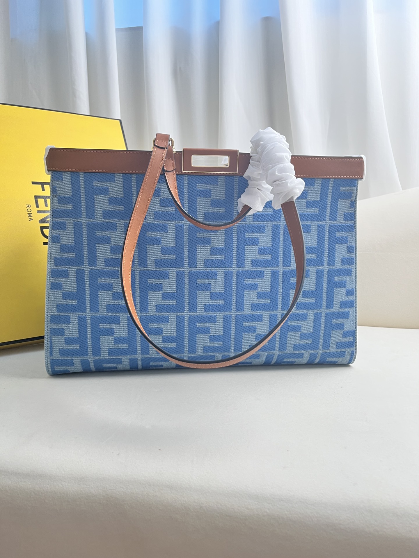 フェンディ Peekaboo X-Tote 刺繍トートバッグ ブルーデニム 詳細画像 1
