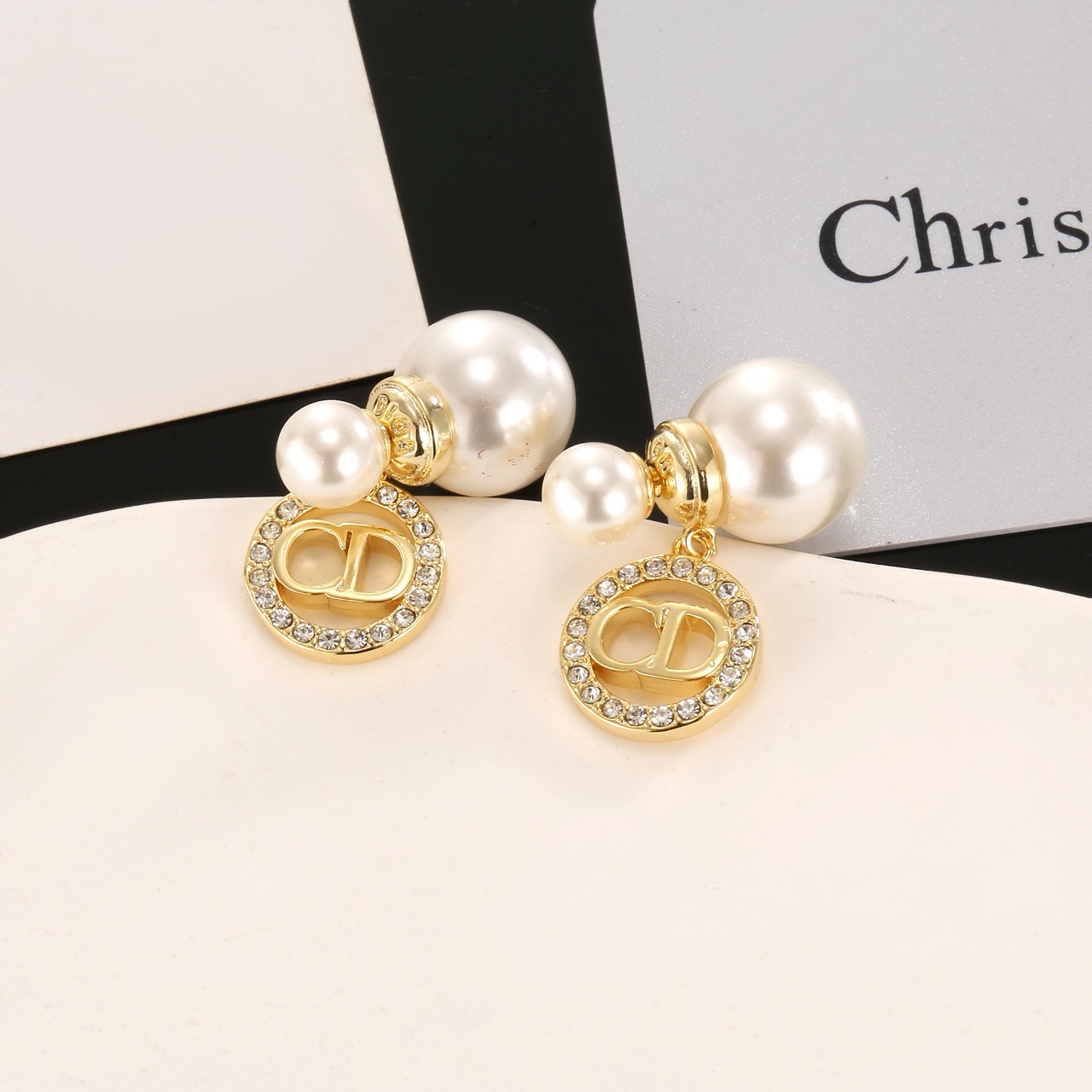 ディオール トライバル レター CD パールイヤリング ホワイト 詳細画像 1