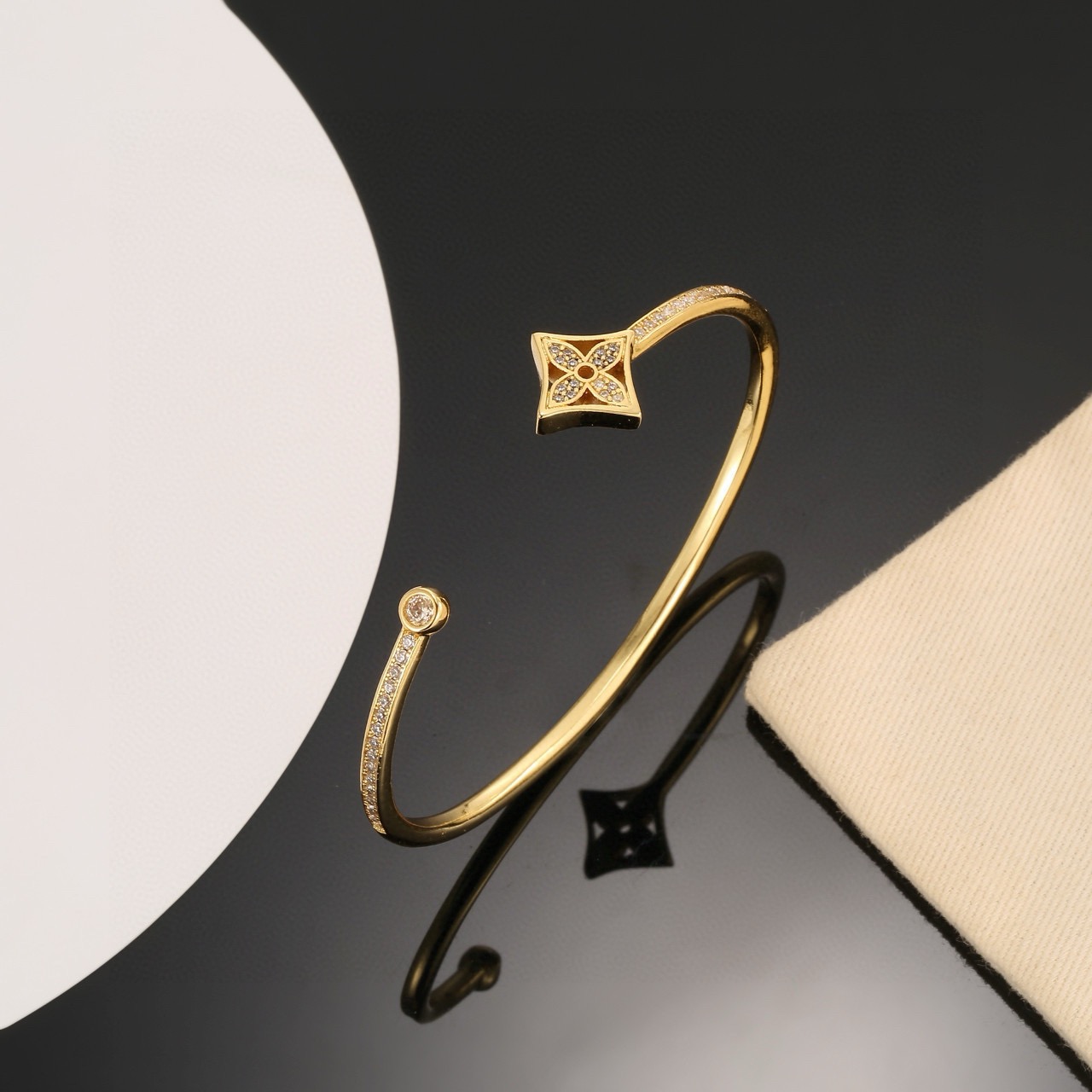 ルイ・ヴィトン LV Twig クローバーモチーフ オープンバングル ゴールド 詳細画像 1