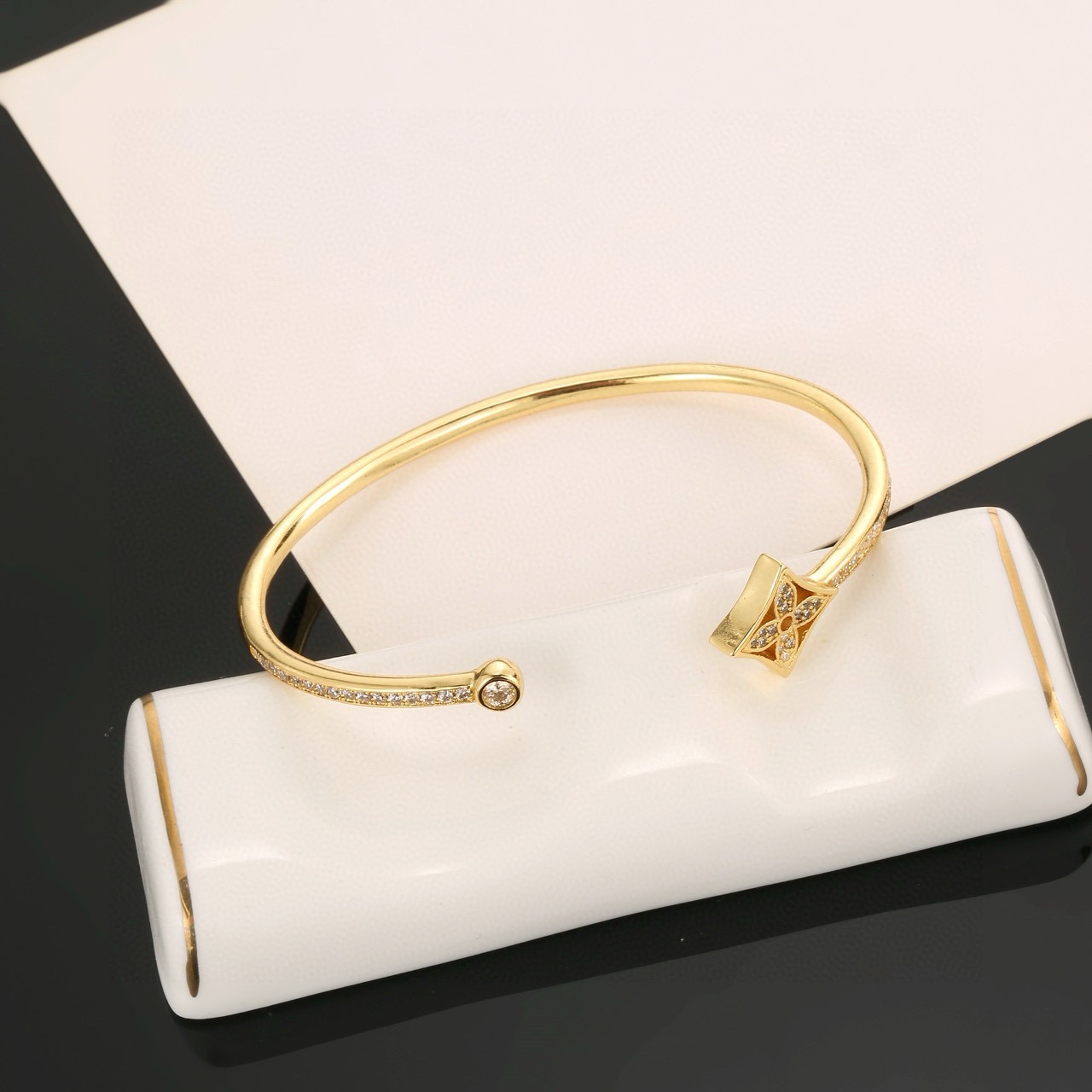 ルイ・ヴィトン LV Twig クローバーモチーフ オープンバングル ゴールド 詳細画像 3