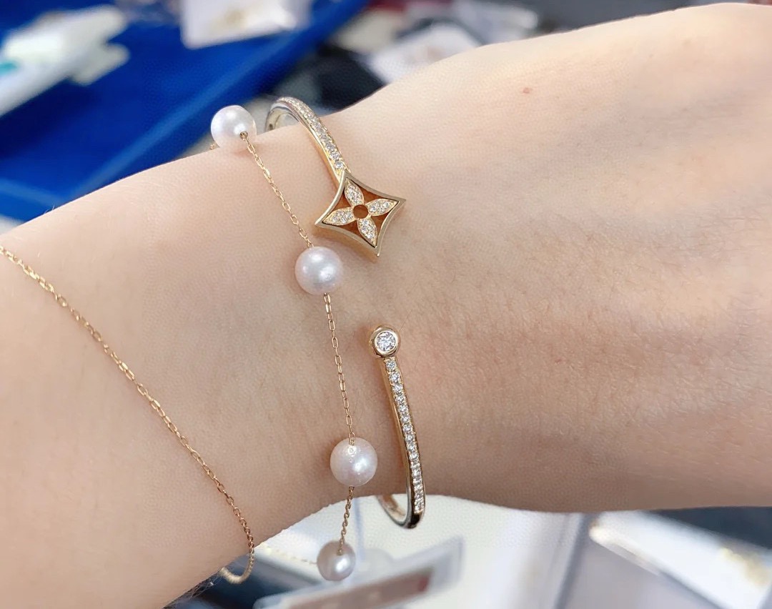 ルイ・ヴィトン LV Twig クローバーモチーフ オープンバングル ゴールド 詳細画像 2