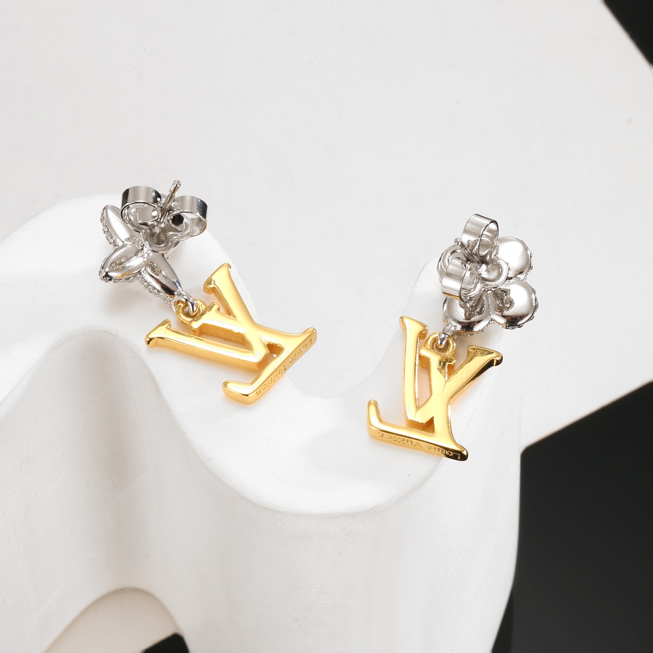 ルイ・ヴィトン LV Twig クリスタルフラワードロップピアス ゴールド×シルバー 詳細画像 3