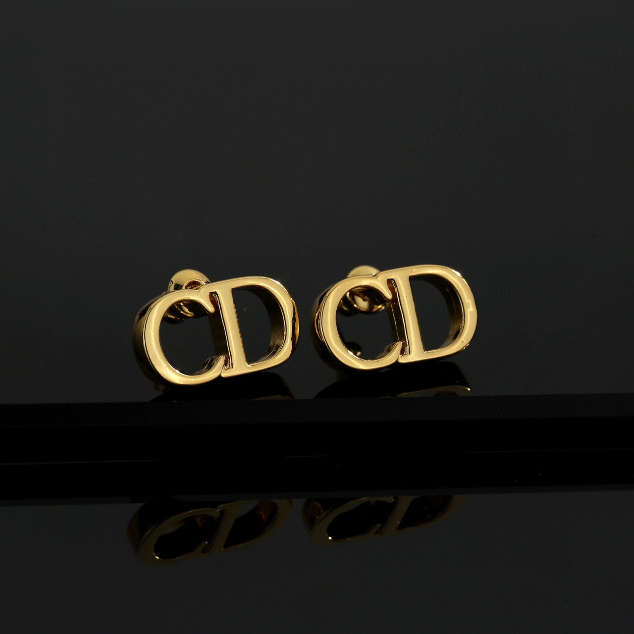 ディオール CDロゴ スタッドピアス ゴールド 詳細画像 1