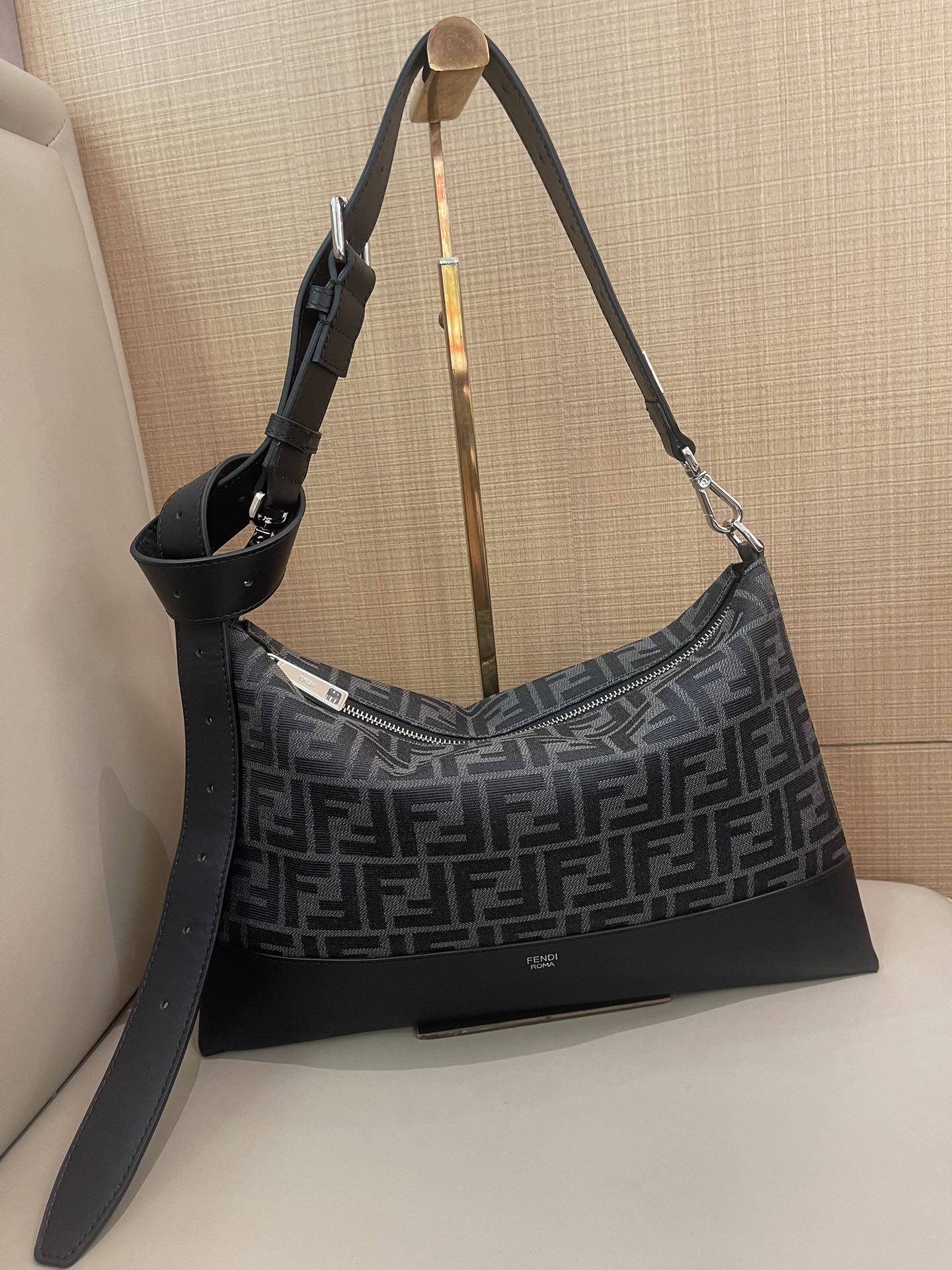 フェンディ ズッカ柄 キャンバス ショルダーバッグ 詳細画像 2