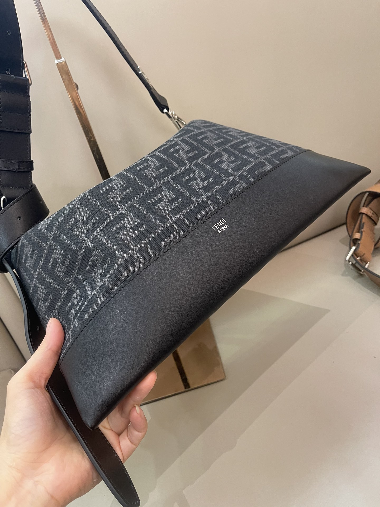 フェンディ ズッカ柄 キャンバス ショルダーバッグ 詳細画像 3
