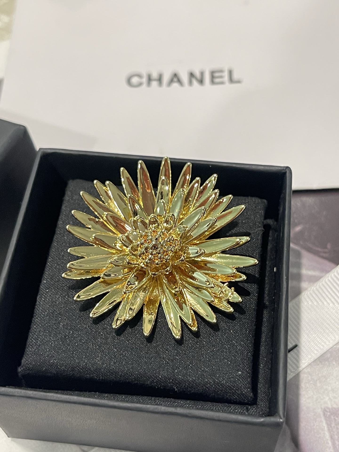 シャネル 26P グロッシー ゴールド 菊 ブローチ 詳細画像 1