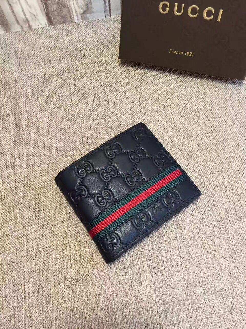 グッチ GGエンボスドレザー二つ折り財布 ネイビー 詳細画像 1