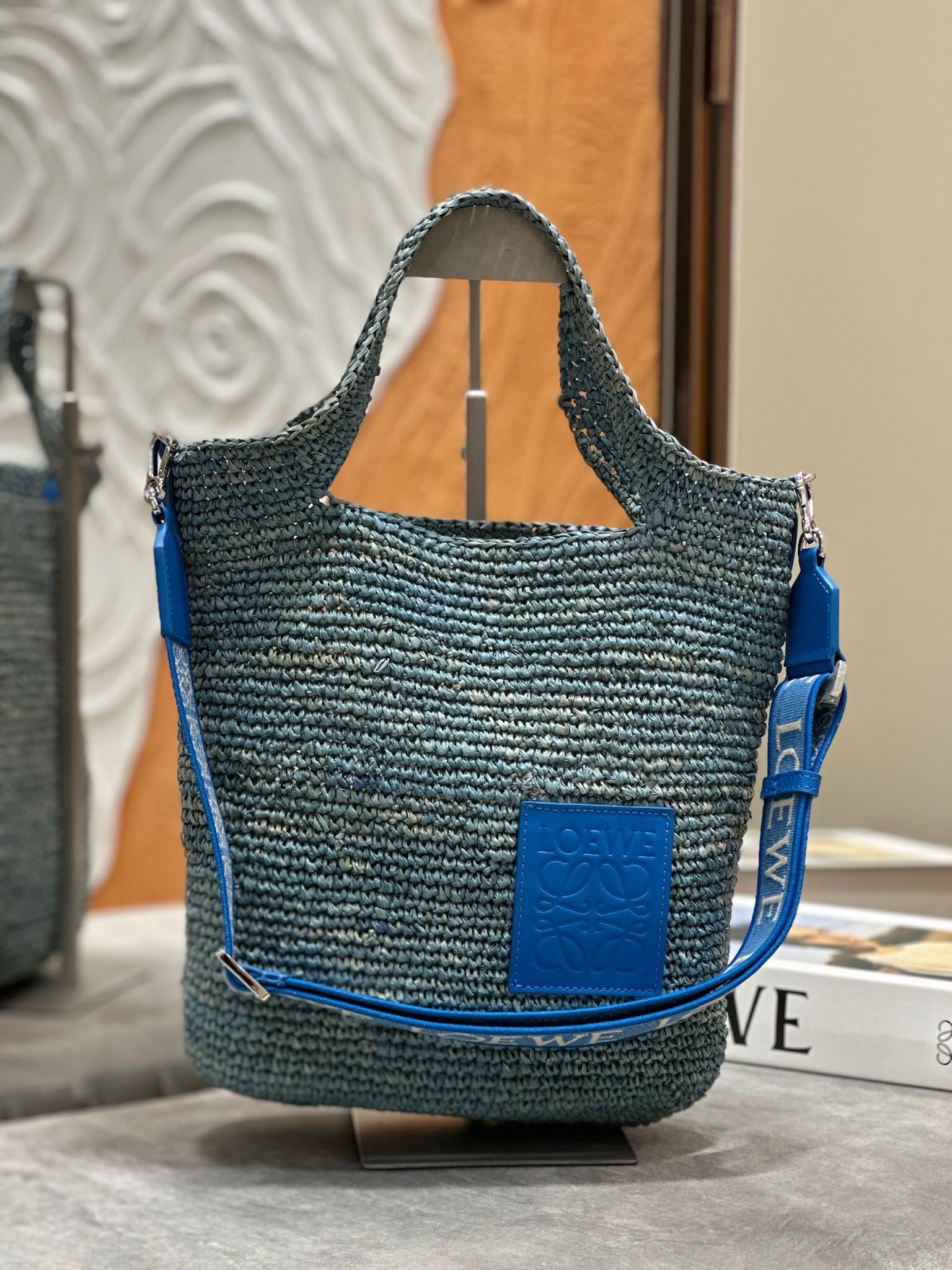 ロエベ Slit Tote ラフィアバッグ ブルー 詳細画像 1
