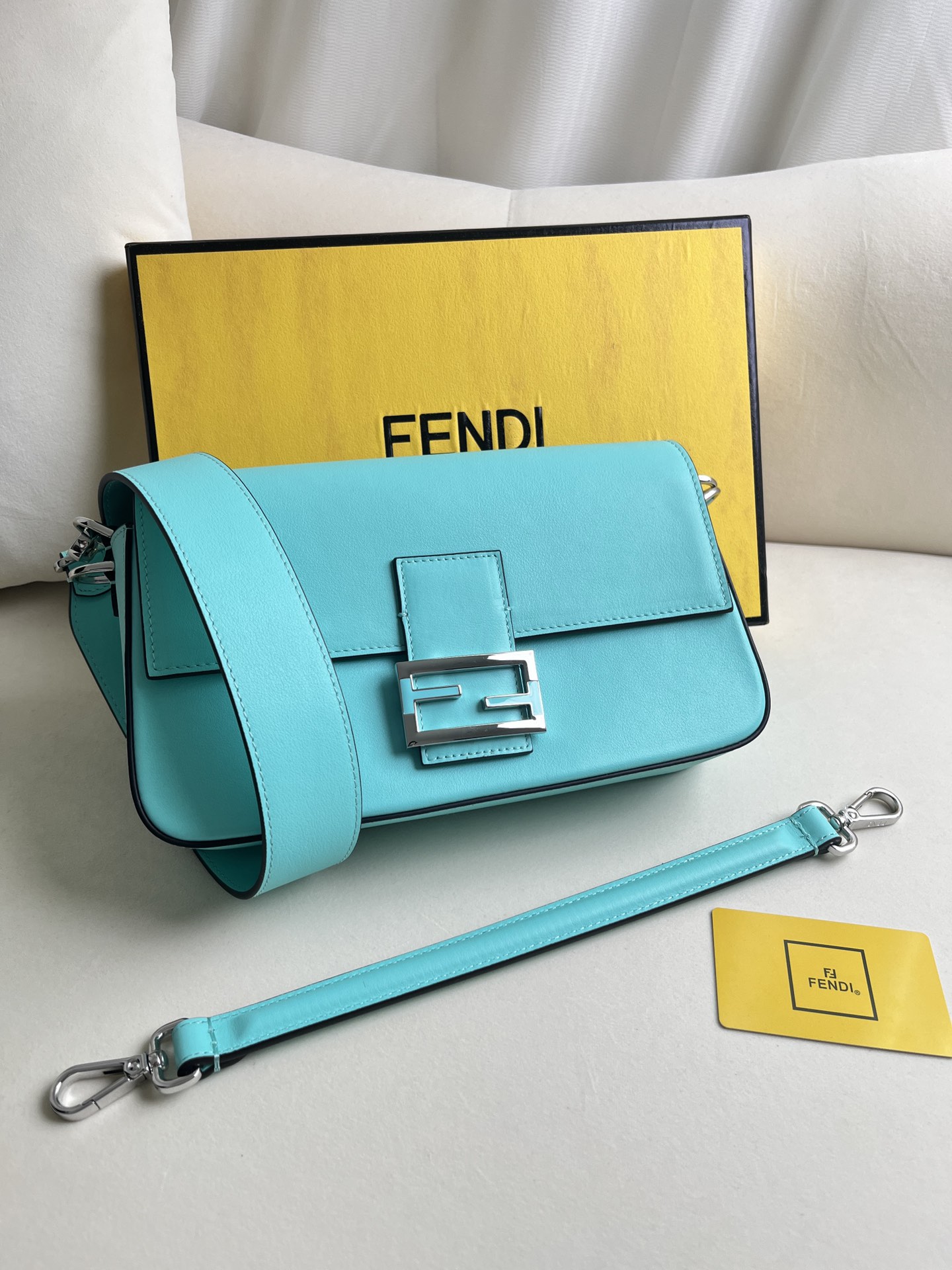 フェンディ x ティファニー バゲットバッグ ティファニーブルー カーフスキン シルバー金具 5012 詳細画像 1