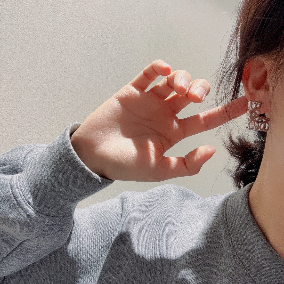 ロエベ フラワー クリスタル ピアス シルバー 詳細画像 2