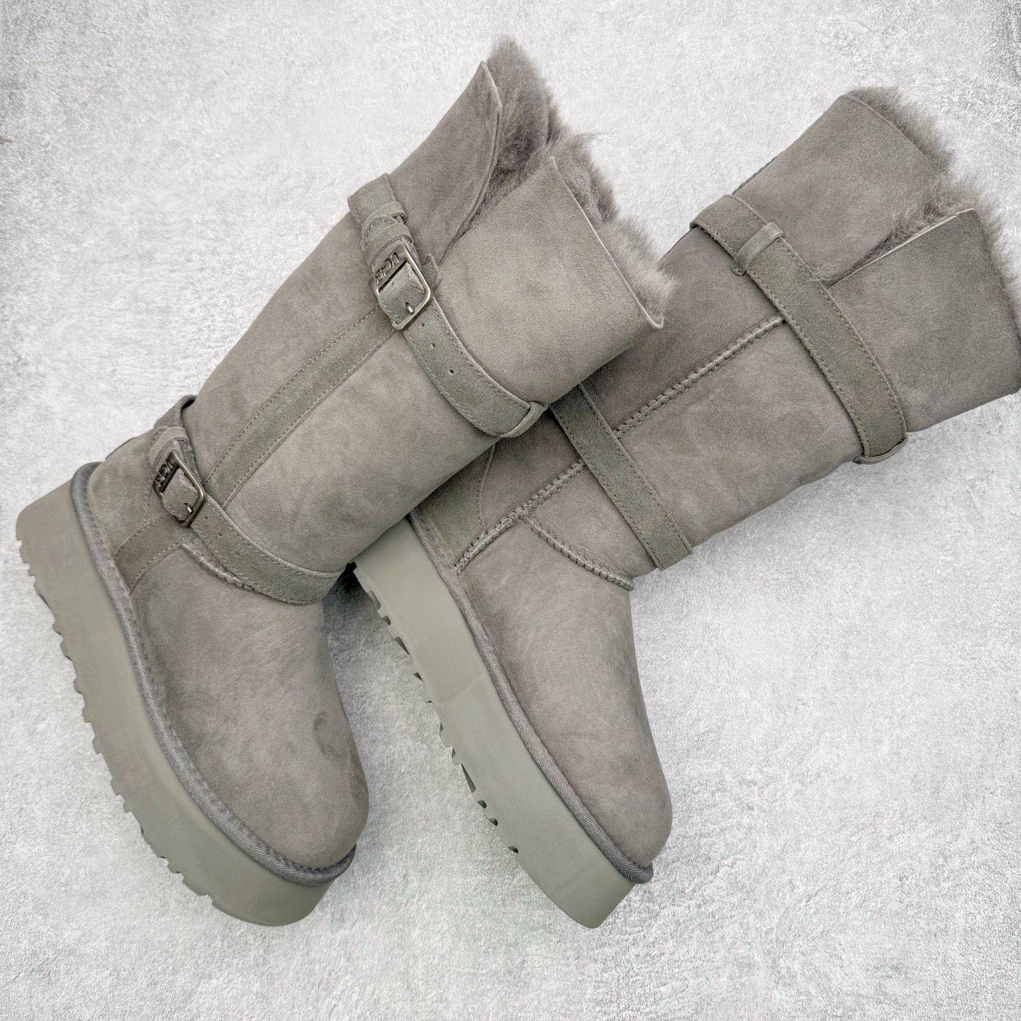 UGG トール プラットフォーム シープスキンブーツ バックルストラップ グレー yby4936010 詳細画像 3