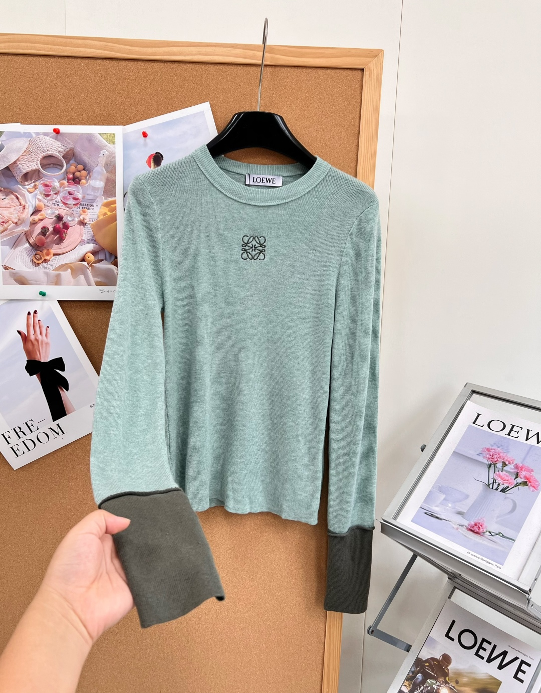 ロエベ アナグラム刺繍 配色カフス ニットセーター ミントグリーン×ダークグリーン / ネイビー×オフホワイト L667270 詳細画像 3