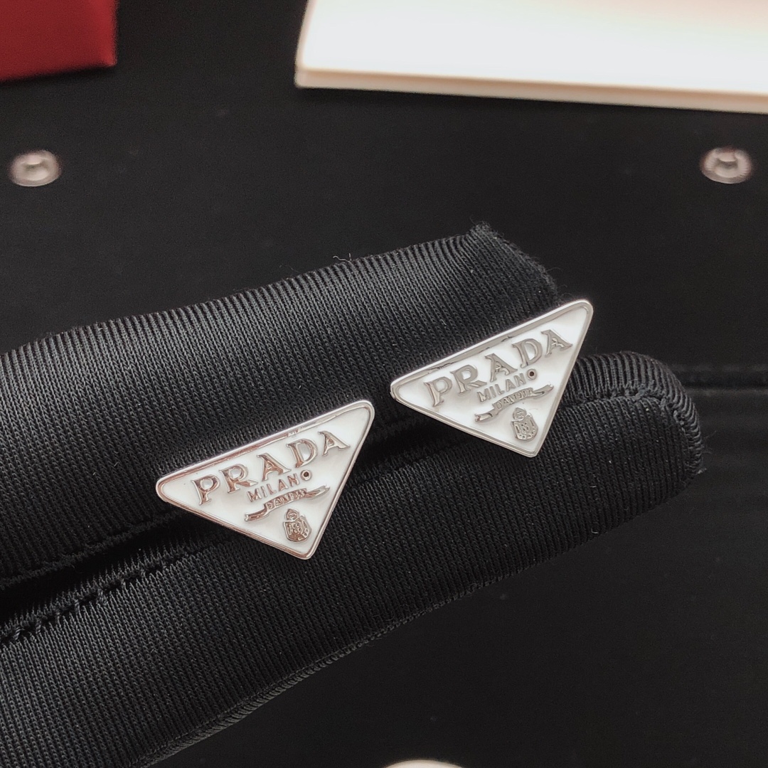 プラダ トライアングル ドロップ スタッドピアス ホワイト 詳細画像 2