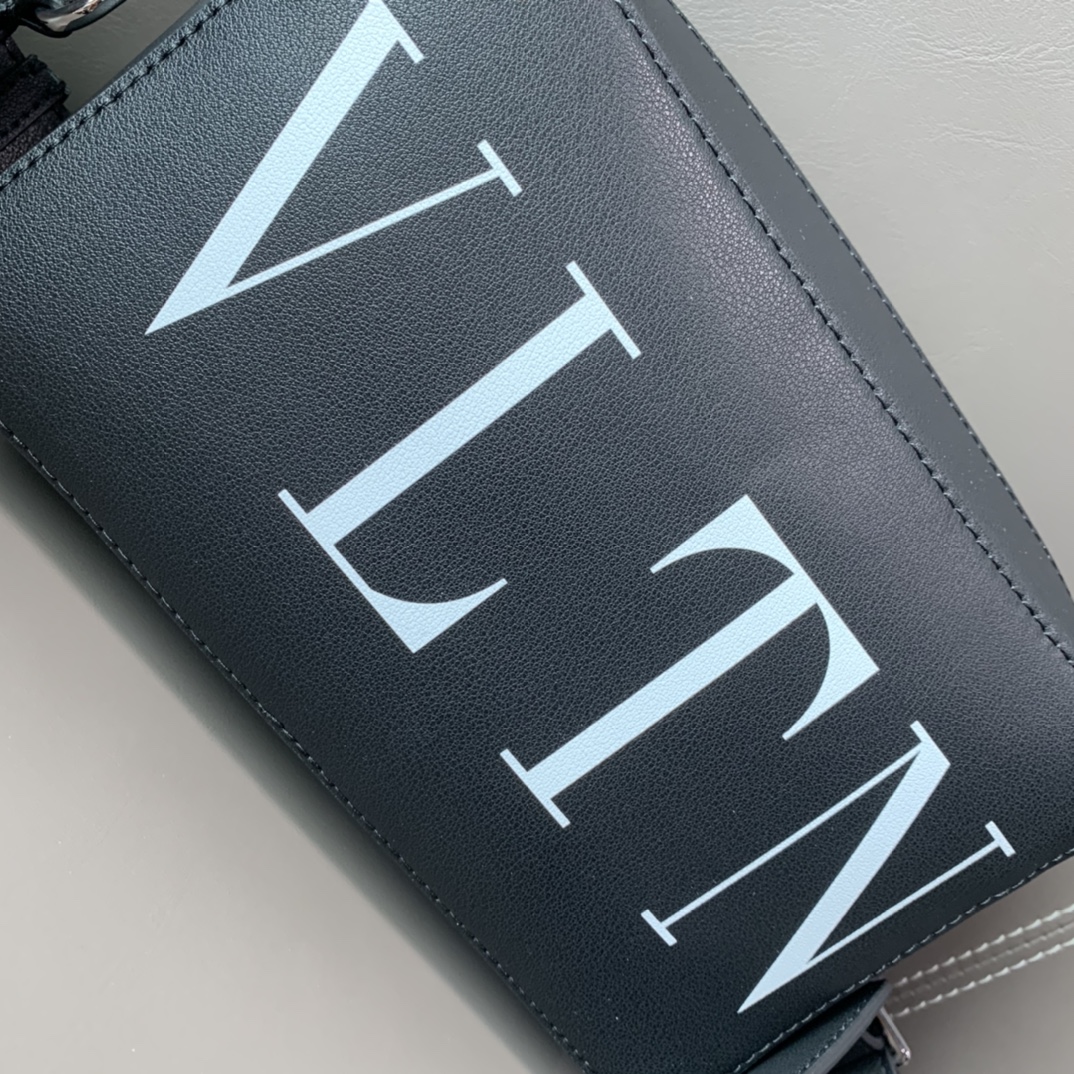 ヴァレンティノ VLTN ロゴプリント レザー ショルダーバッグ 詳細画像 2