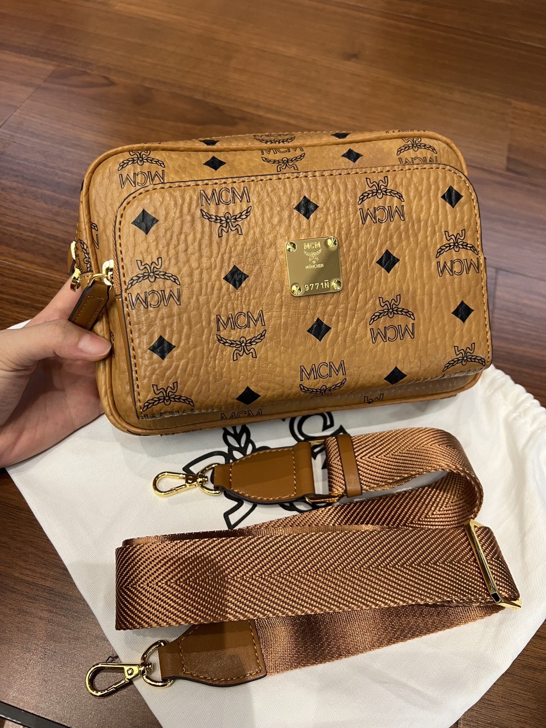 MCM ヴィセトス カメラバッグ キャメル 詳細画像 2