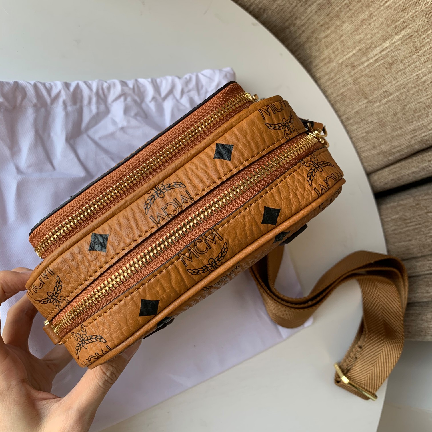 MCM ヴィセトス ダブルジップ ミニカメラバッグ コニャック 詳細画像 2