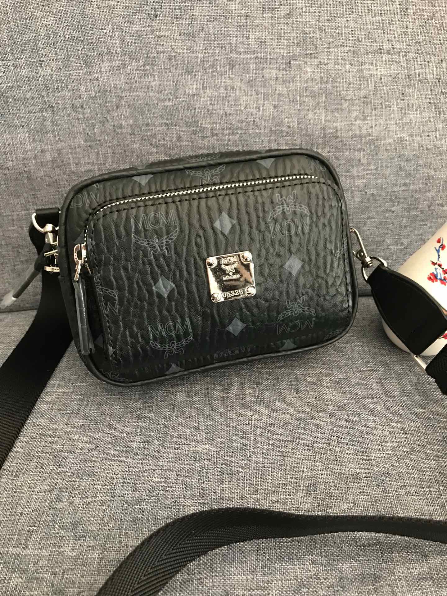 MCM ヴィセトス コーティングキャンバス ミニカメラバッグ ブラック シルバー金具 詳細画像 1