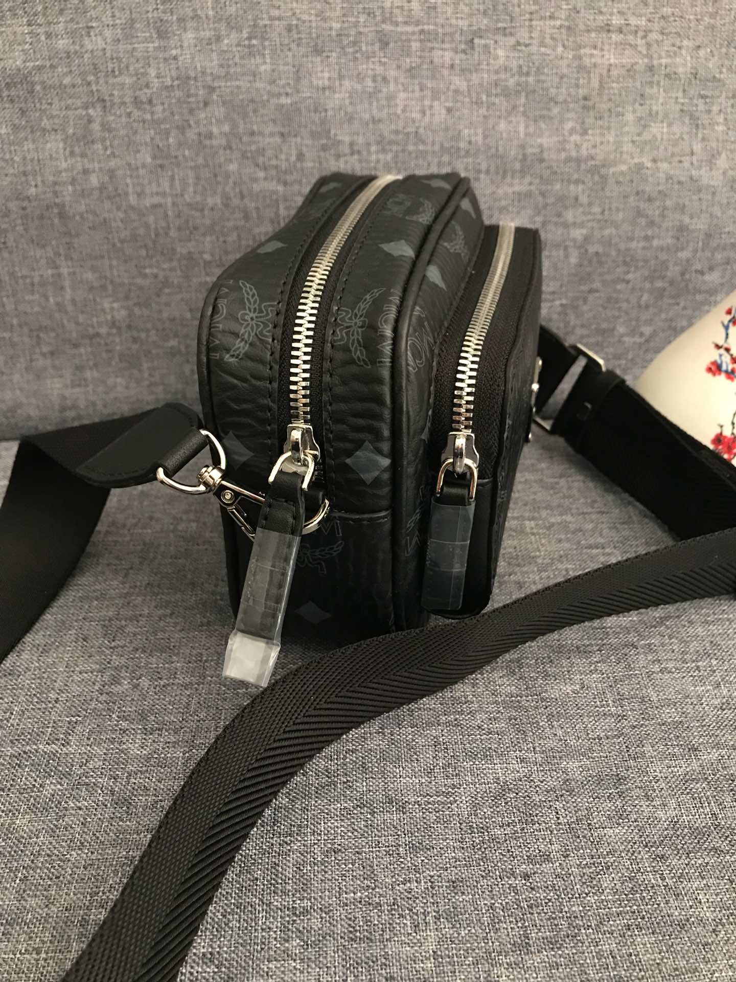 MCM ヴィセトス コーティングキャンバス ミニカメラバッグ ブラック シルバー金具 詳細画像 2