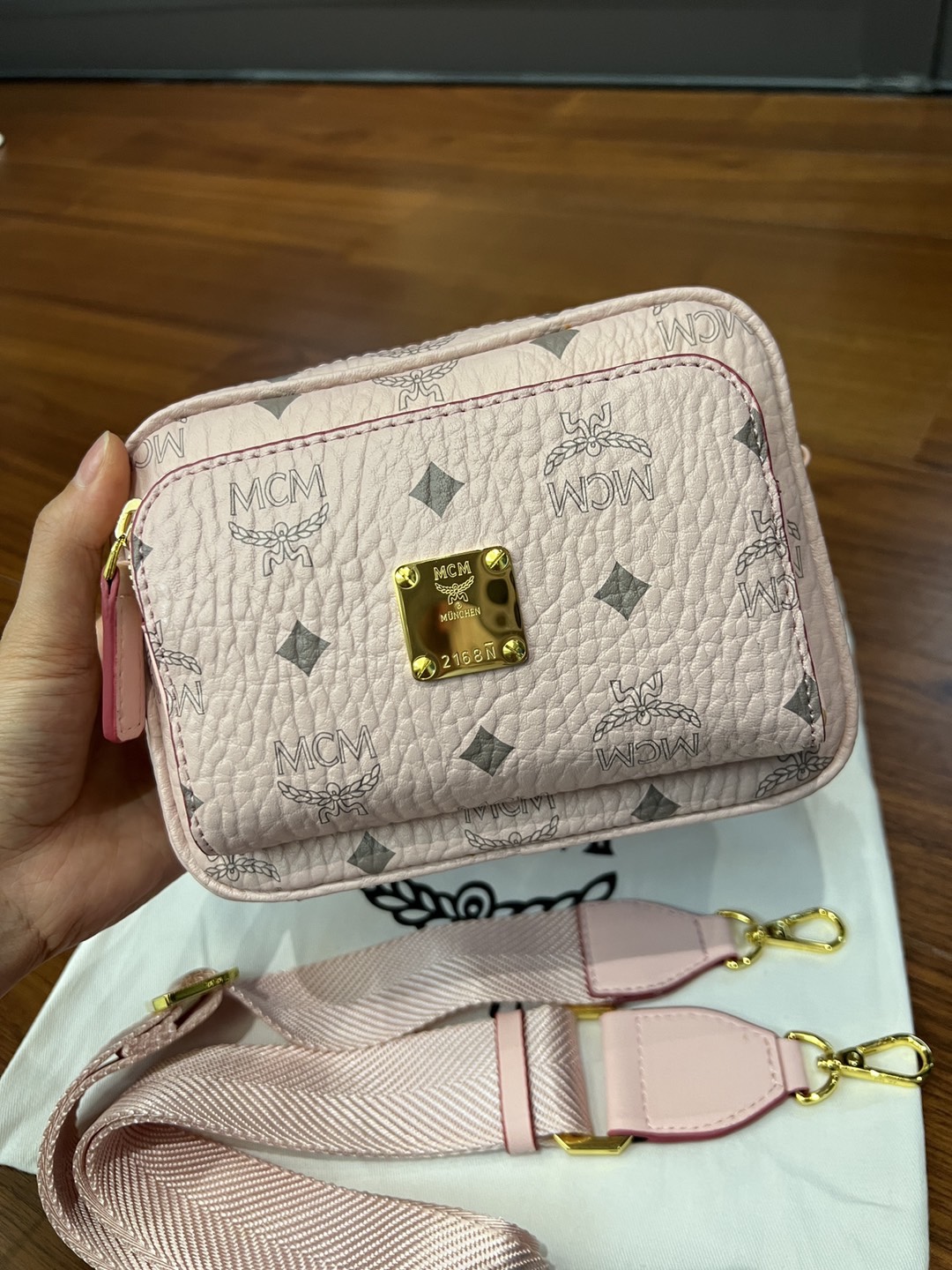 MCM ヴィセトス コーティングキャンバス カメラバッグ ピンク 詳細画像 1