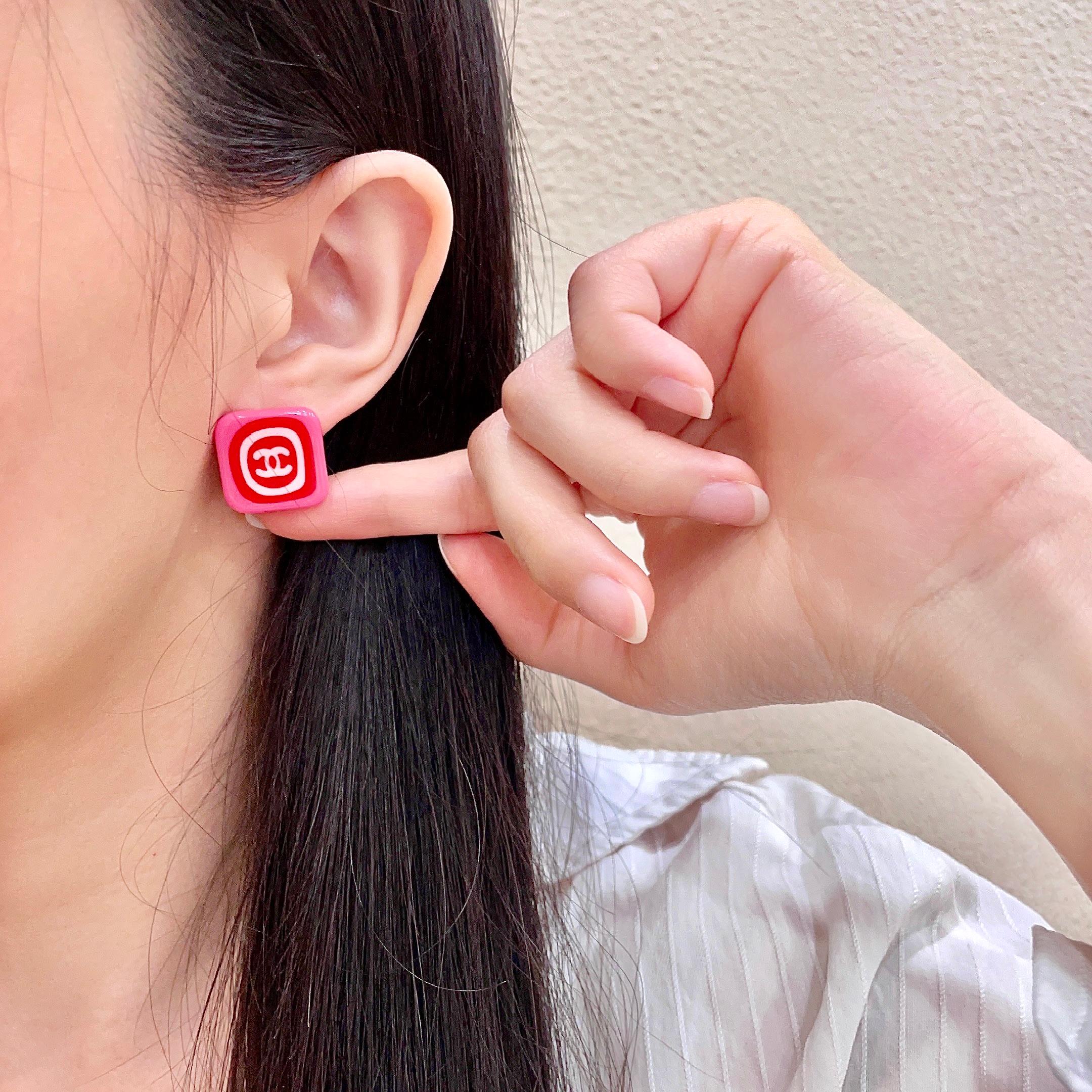 シャネル ヴィンテージ スクエア ロゴ スタッドピアス ピンク レッド 詳細画像 2