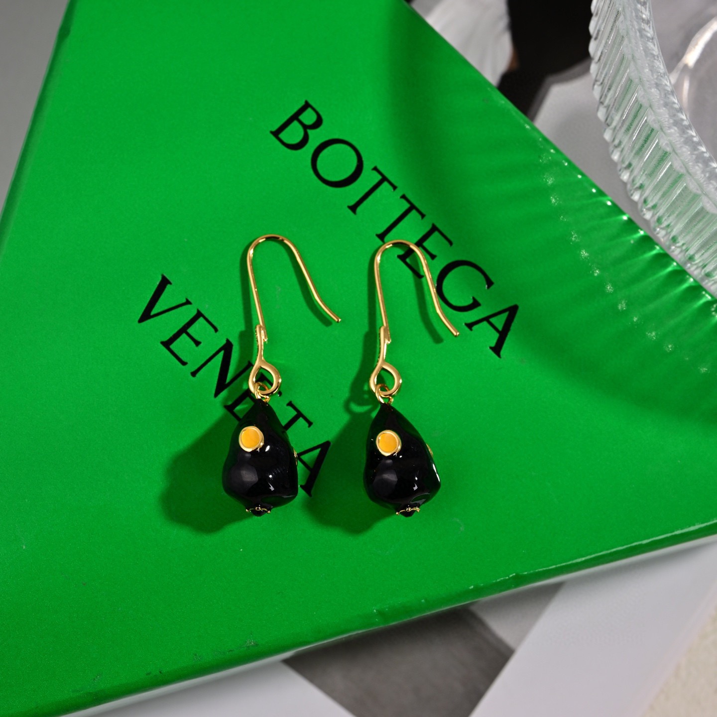 ボッテガ・ヴェネタ ドロップ ピアス ホワイト ブラック 詳細画像 2