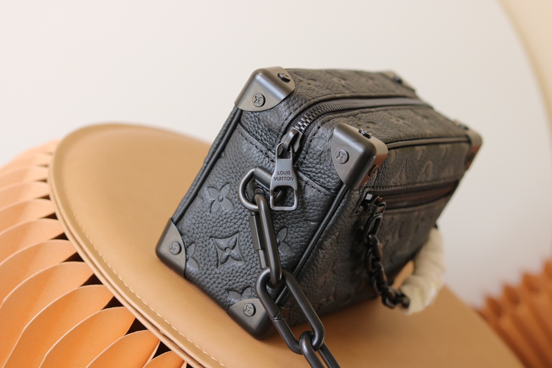 ルイ・ヴィトン Malle Mini Soft モノグラム エンボス チェーンショルダーバッグ ブラック 詳細画像 3