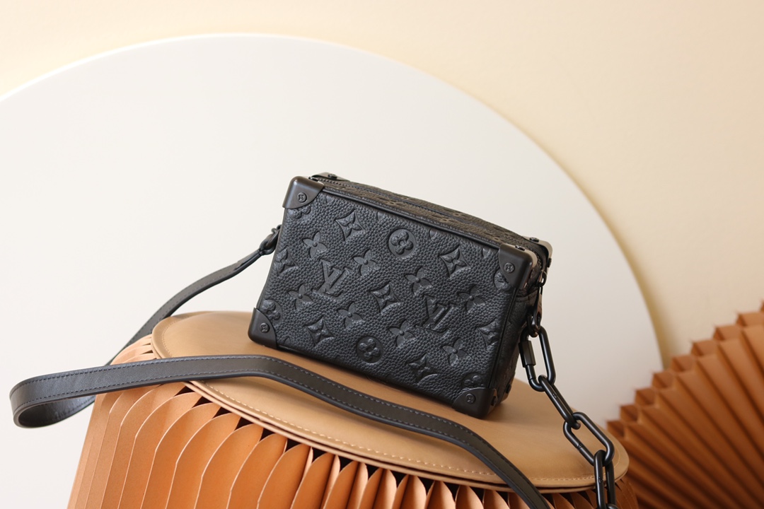 ルイ・ヴィトン Malle Mini Soft モノグラム エンボス チェーンショルダーバッグ ブラック 詳細画像 2