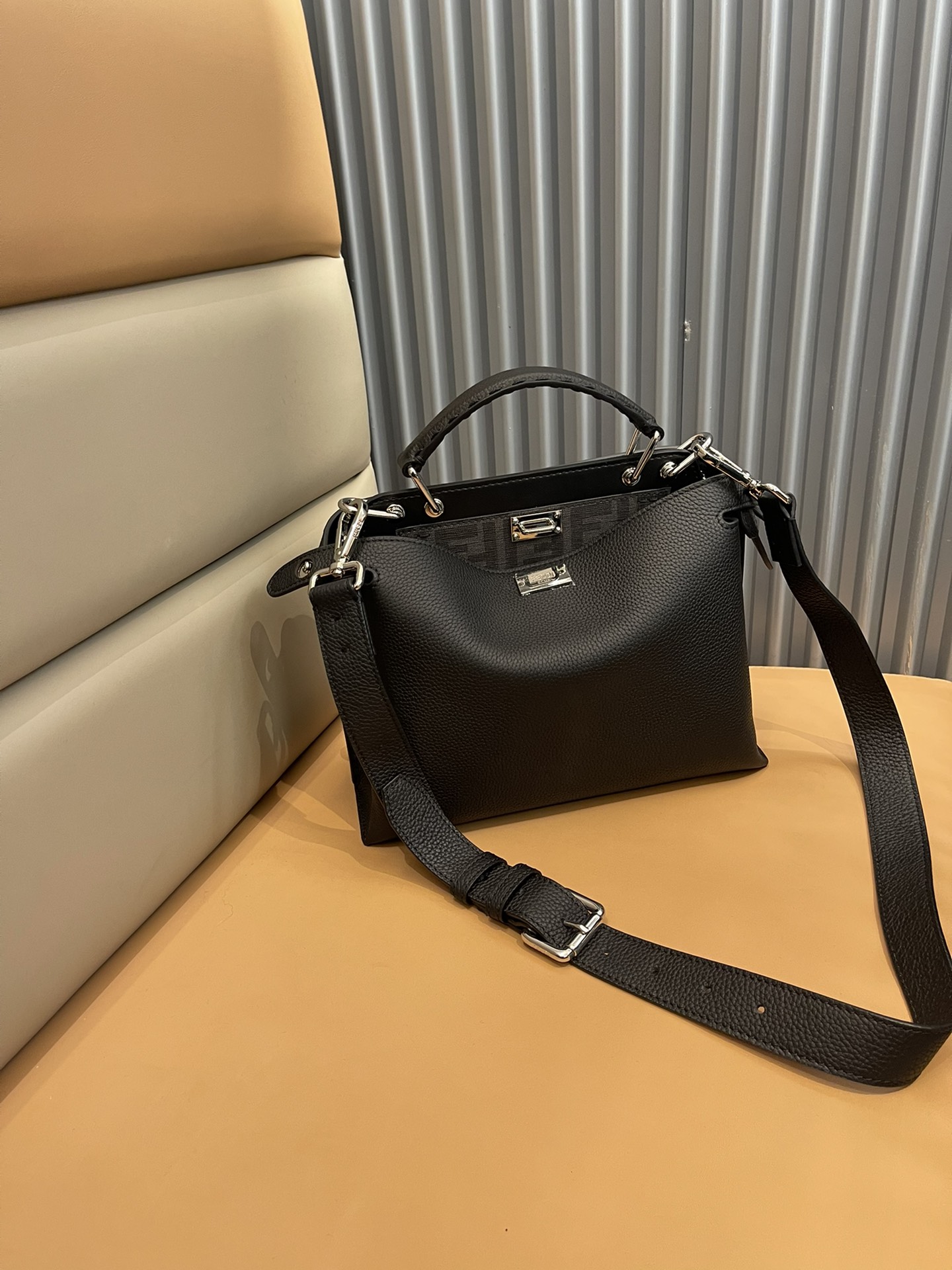 フェンディ ピーカブー風 2WAY ハンドバッグ ショルダーバッグ ブラック 詳細画像 1