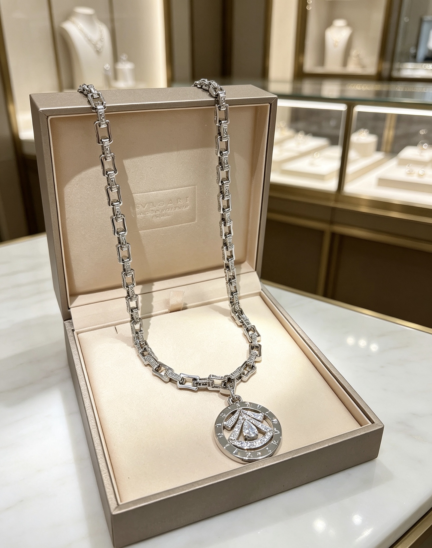 ブルガリ ディーヴァ ドリーム メダリオン ペンダント リンクチェーン ネックレス 60cm ホワイトゴールド 18K 詳細画像 1