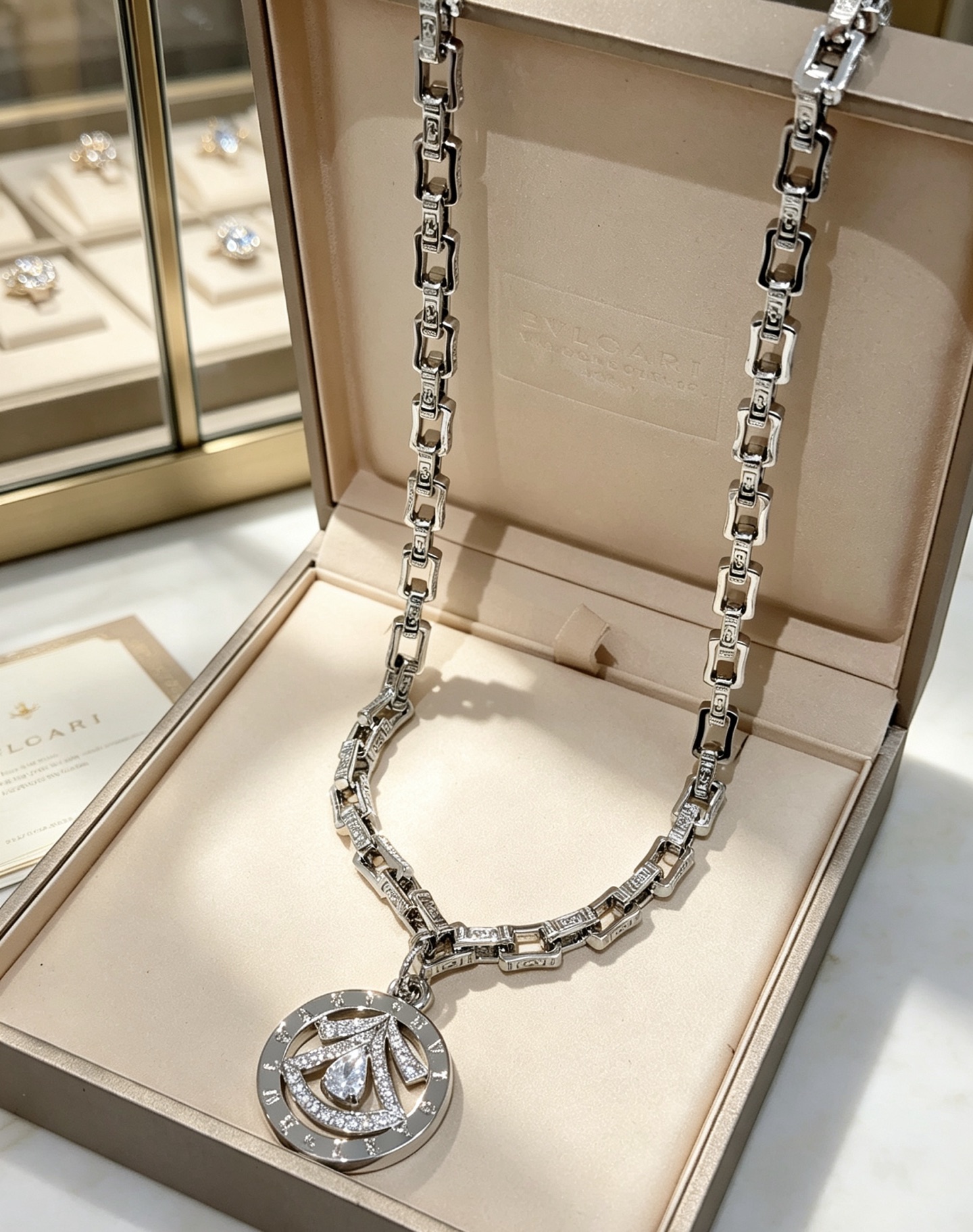 ブルガリ ディーヴァ ドリーム メダリオン ペンダント リンクチェーン ネックレス 60cm ホワイトゴールド 18K 詳細画像 2