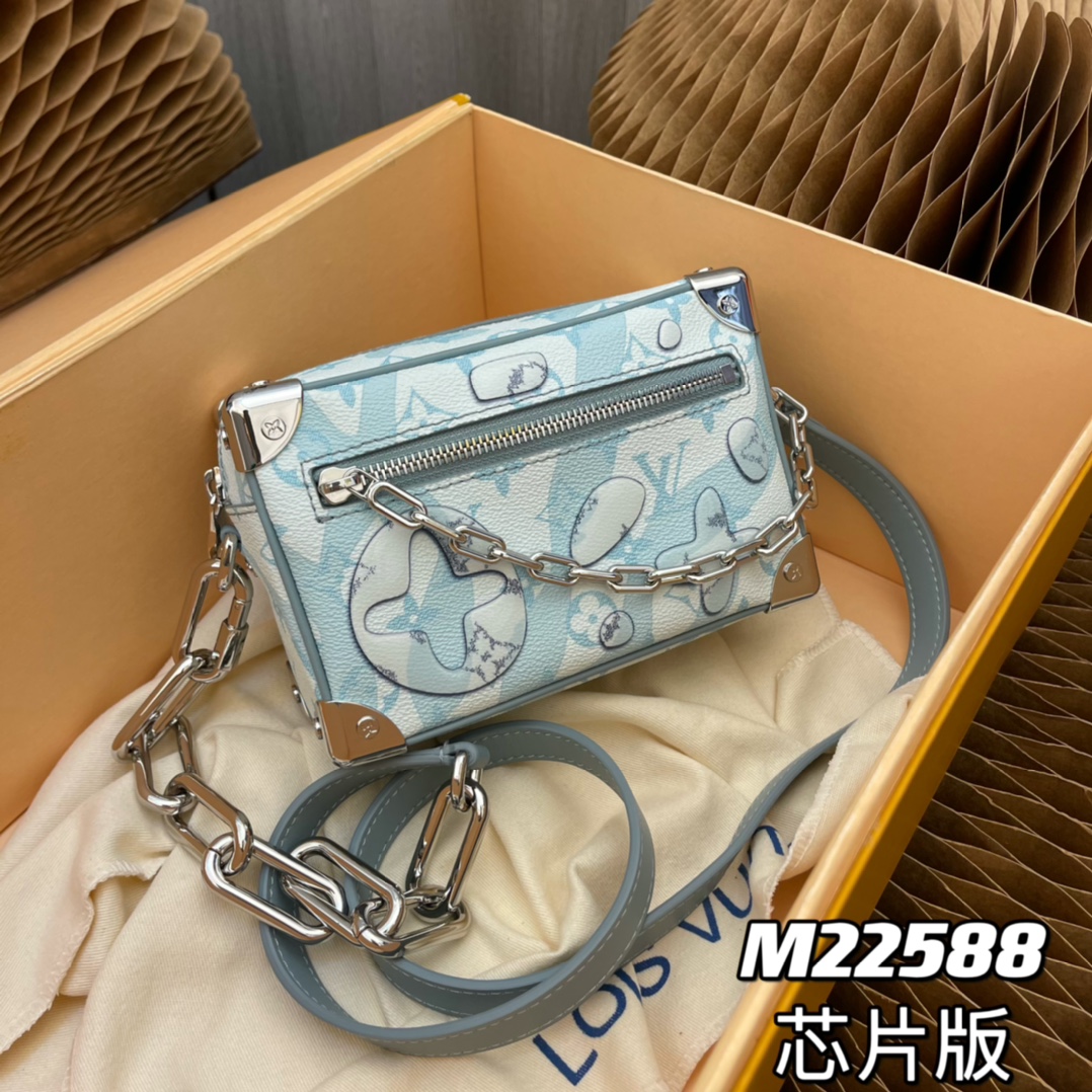 プラダ Mini Soft Trunk チェーンショルダーバッグ ライトブルー 詳細画像 1