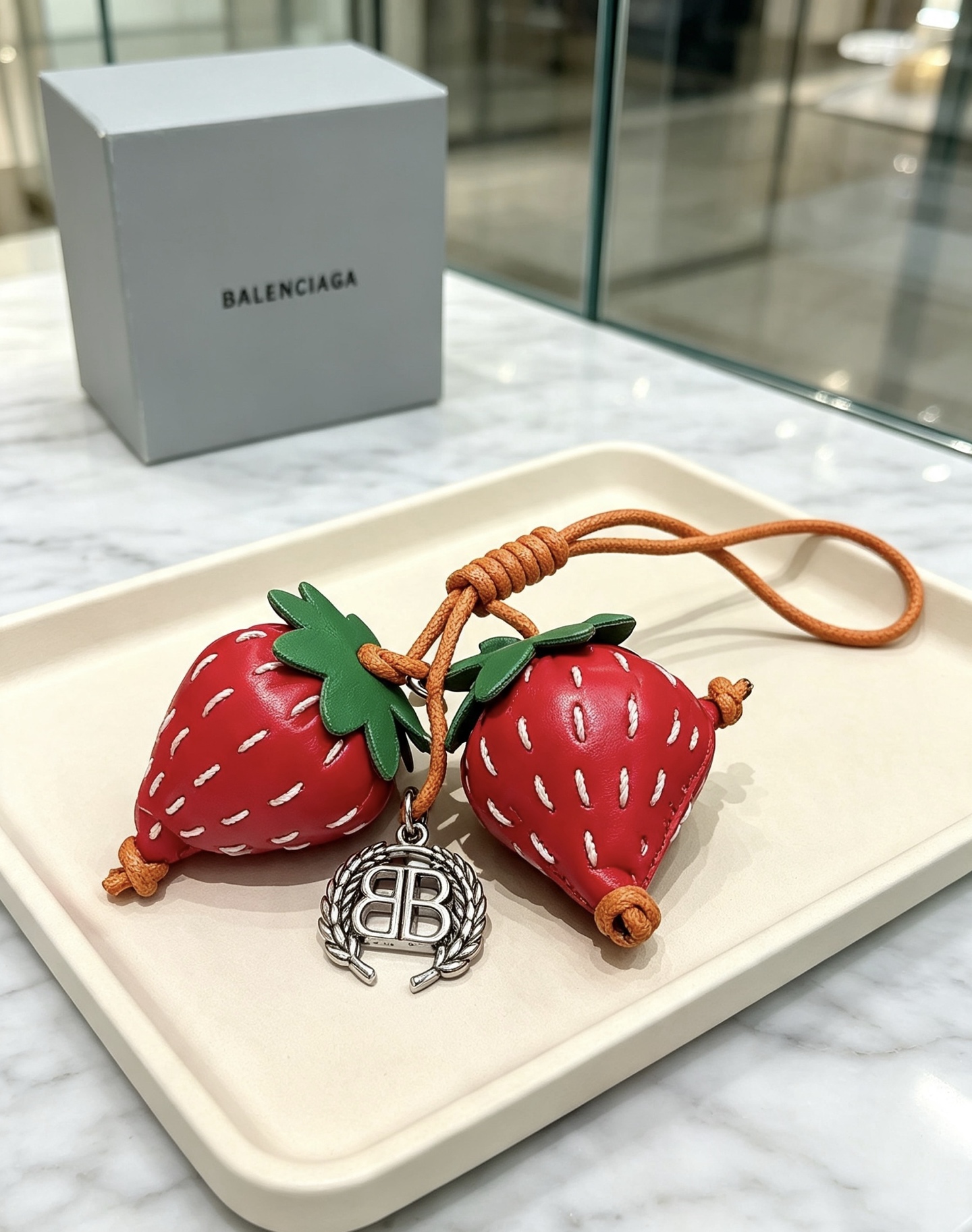 バレンシアガ ストロベリー バッグチャーム キーホルダー レッド 詳細画像 1