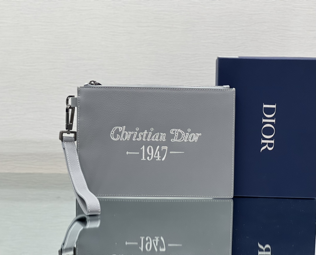 ディオール ディオールグレー グレインドカーフスキン A5 クラッチバッグ "Christian Dior 1947" 刺繍ロゴ 詳細画像 1