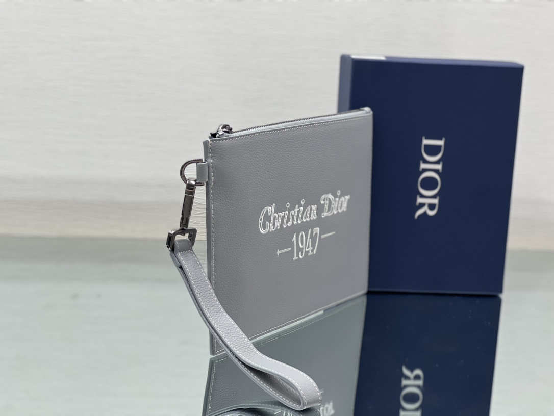 ディオール ディオールグレー グレインドカーフスキン A5 クラッチバッグ "Christian Dior 1947" 刺繍ロゴ 詳細画像 3
