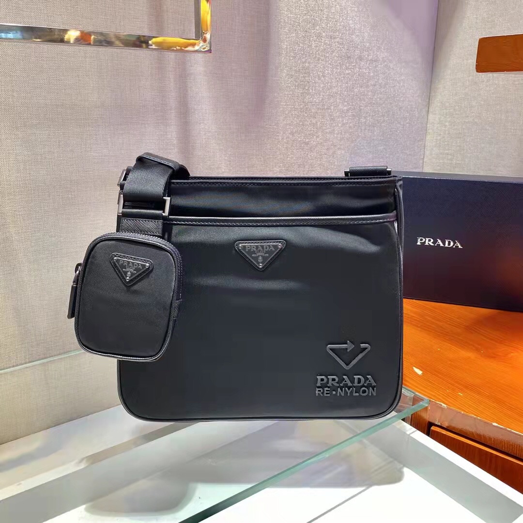プラダ Re-Nylon ショルダーバッグ ポーチ付き ブラック 詳細画像 1