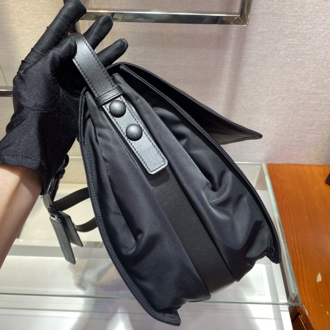 プラダ ナイロン レザー メッセンジャーバッグ ラージ ブラック 詳細画像 3