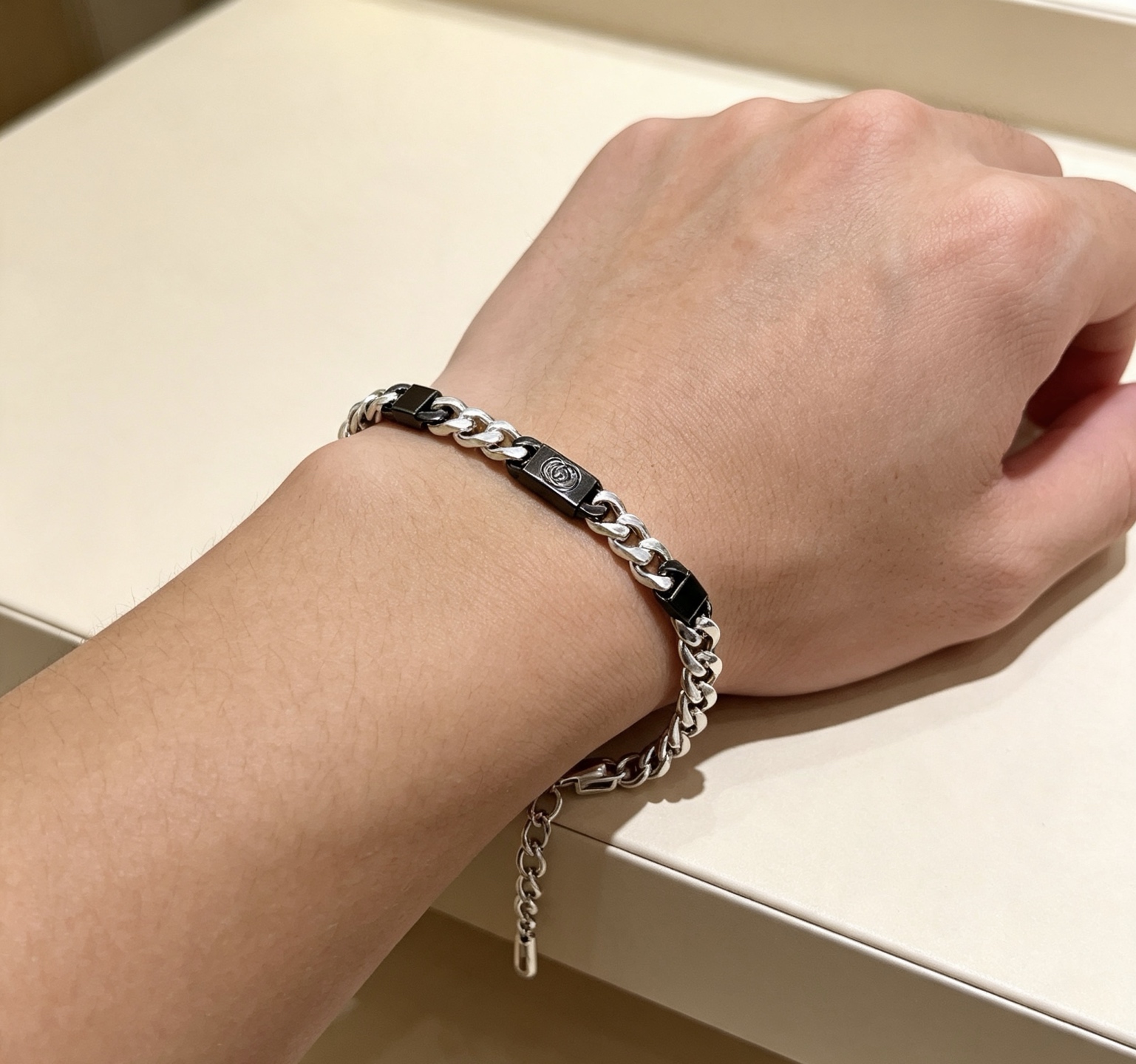 グッチ ブラック×ホワイト バイカラー ブレスレット きらめきチェーン 詳細画像 3