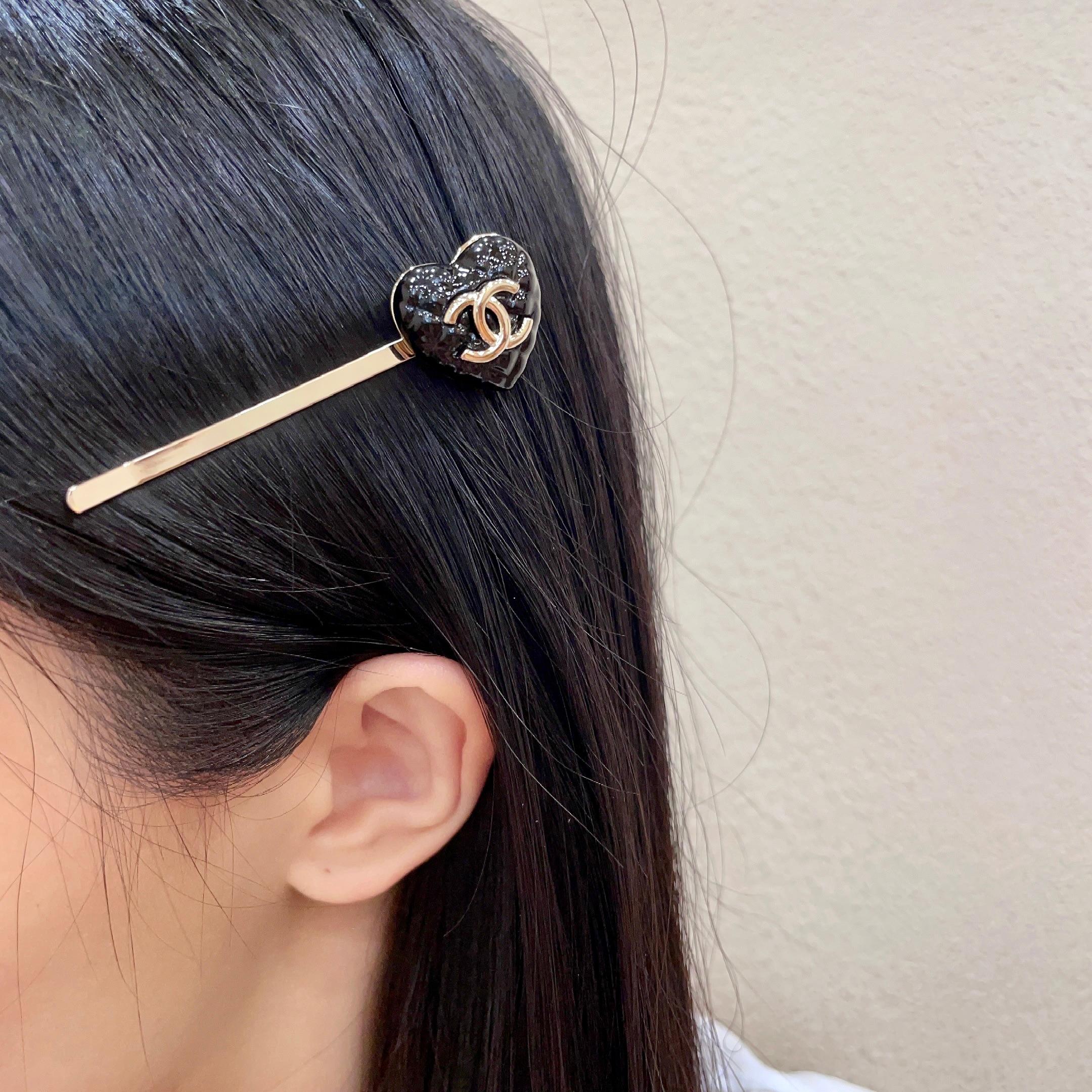 シャネル ハートロゴ ヘアクリップ ブラック ゴールド 詳細画像 1