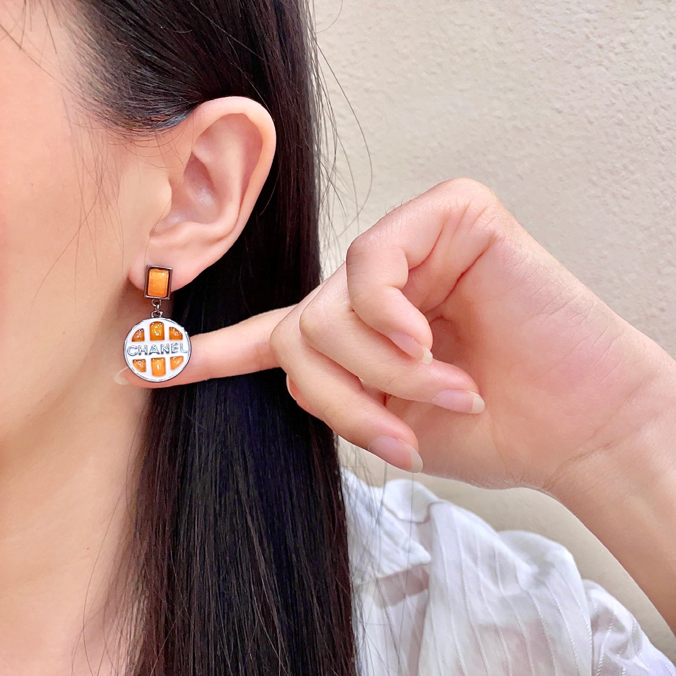シャネル ラウンドロゴ ドロップピアス オレンジ シルバー 詳細画像 2